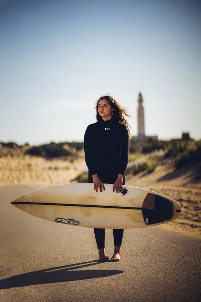 Een Verticale Ondiepe Focus Shot Van Een Europese Vrouw Die — Stockfoto