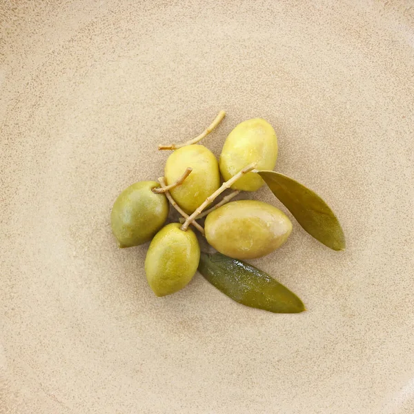 Primo Piano Cinque Olive Verdi Con Foglie Sfondo Abbronzato — Foto Stock