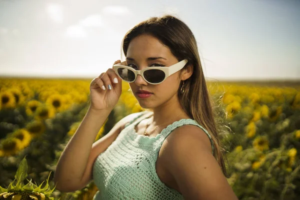 Płytkie Ujęcie Pięknej Białej Kobiety Okularach Przeciwsłonecznych Polu Słonecznika Wschodzie — Zdjęcie stockowe