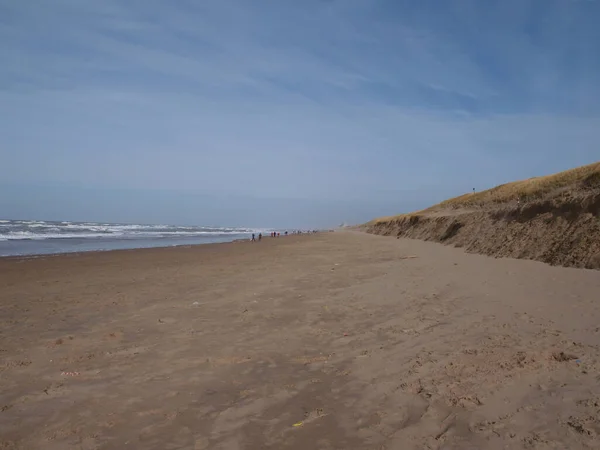 Hermoso Plano Playa Katwijk Con Gente Distante —  Fotos de Stock