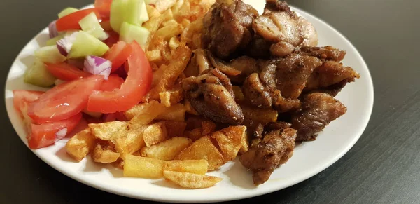 Deliciosas Batatas Fritas Com Frango Tomate Pepino — Fotografia de Stock