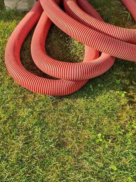 Eine Vertikale Aufnahme Von Wasserleitungen Die Aufeinander Liegen — Stockfoto