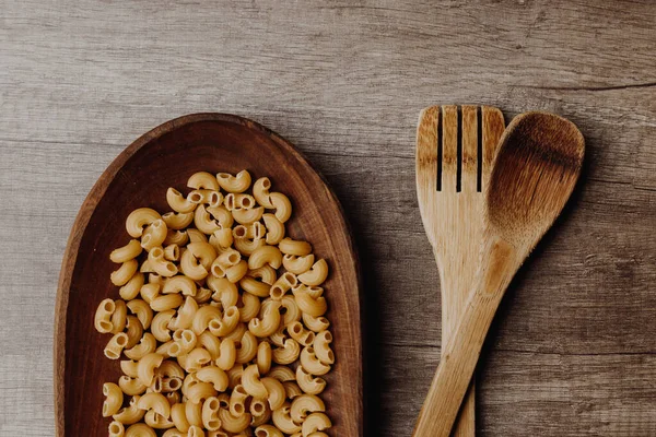 High Angle Top View Closeup Shot Uncooked Macaroni Wooden Plate — Stock Photo, Image