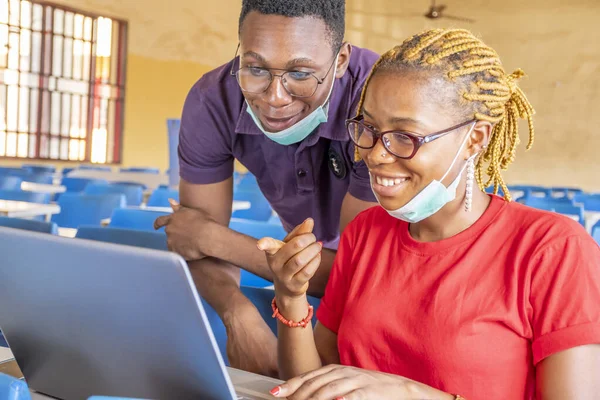 Невеликий Фокус Двох Африканських Студентів Фасадах Ноутбуці Класі — стокове фото