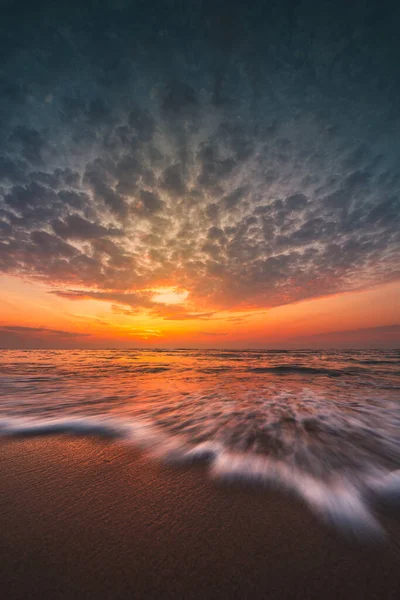 Une Belle Photo Longue Exposition Une Plage Avec Des Vagues — Photo