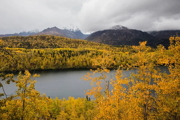 Lago Montagna Glaciale Nel Paesaggio Autunnale Alaska — Foto Stock