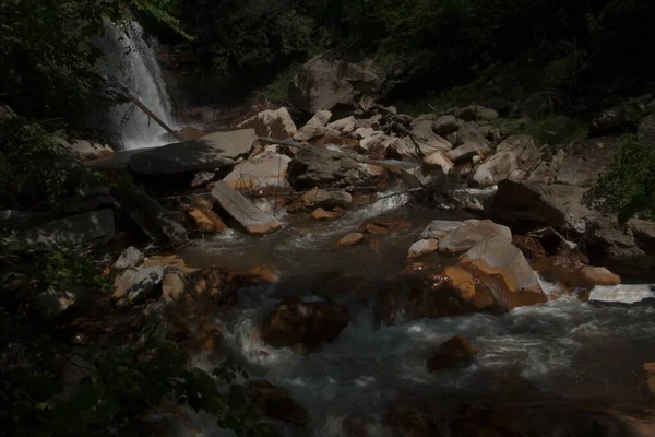 Close Pedras Uma Cachoeira — Fotografia de Stock