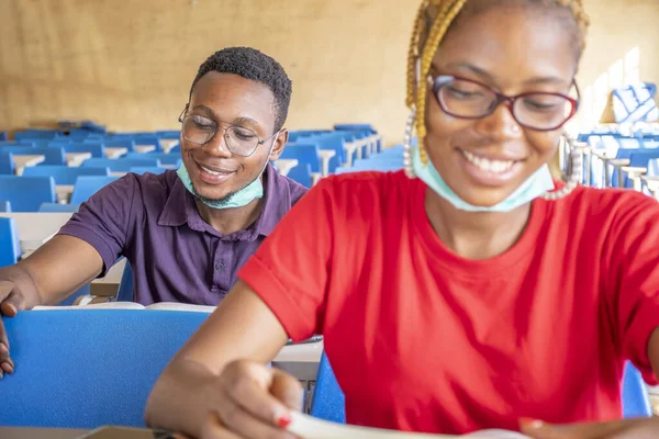 Невеликий Фокус Двох Африканських Студентів Одягнених Фартухи Навчаючись Класі — стокове фото