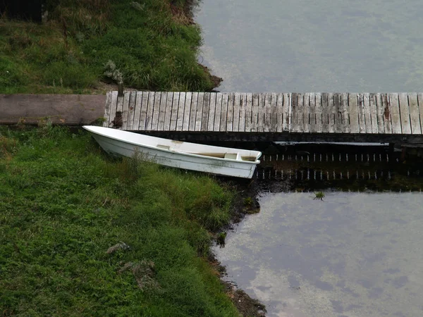 Pequeño Puente Aterrizaje Madera Con Barco Tirado Orilla —  Fotos de Stock