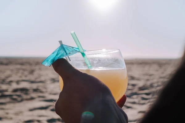 Primo Piano Una Persona Che Tiene Delizioso Cocktail Spiaggia Sotto — Foto Stock