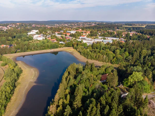 Konstgjord Damm Harz Bergen Med Angränsande Äng Och Liten Stad — Stockfoto