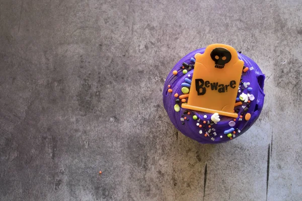 Μια Κορυφαία Άποψη Ενός Cupcake Halloween Ένα Πολύχρωμο Τρομακτικό Κορυφή — Φωτογραφία Αρχείου