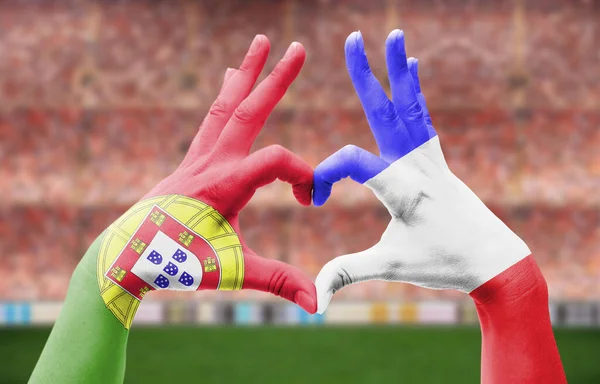 Zbliżenie Dwóch Rąk Portugalii Francji Flagi Kolory Tworzące Serce Wewnątrz — Zdjęcie stockowe