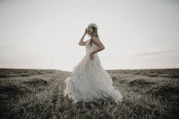 Uma Bela Foto Jovem Fêmea Com Belo Vestido Apreciando Natureza — Fotografia de Stock