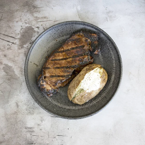 Tetején Kilátás Ízletes Sült Burgonya Steak Egy Tányéron Asztalon — Stock Fotó