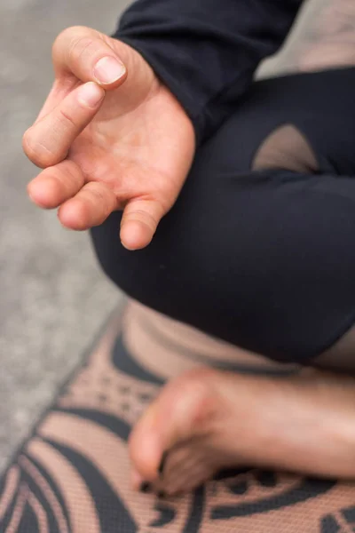 Una Toma Enfoque Superficial Una Mujer Haciendo Ejercicios Yoga —  Fotos de Stock