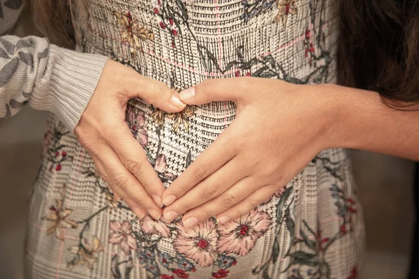 腹に女性の手の閉鎖 妊娠の概念 — ストック写真