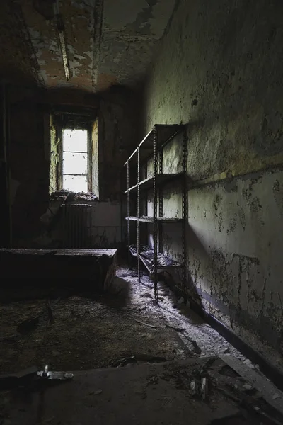 放棄され破壊された建物の部屋の垂直ショット — ストック写真