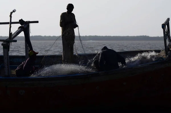 Tiro Ángulo Bajo Los Pescadores Barco — Foto de Stock