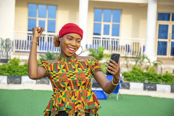 Een Mooie Jonge Afrikaanse Vrouw Glimlachen Met Behulp Van Haar — Stockfoto