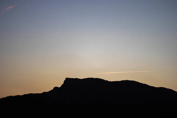 Силуетний Знімок Гори Під Час Сходу Сонця — стокове фото