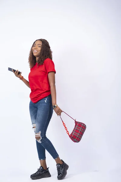 Disparo Vertical Una Hembra Negra Sosteniendo Teléfono Balanceando Bolso — Foto de Stock