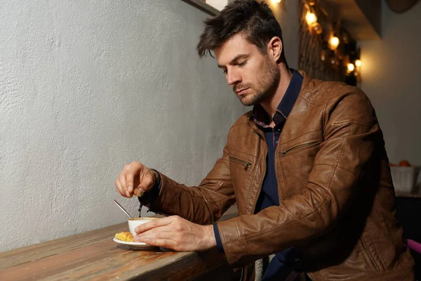 Hermoso Disparo Hombre Elegante Una Chaqueta Cuero Marrón Añadiendo Azúcar —  Fotos de Stock