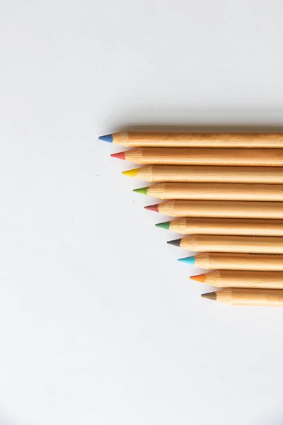 Rengarenk Kalemlerin Yakın Plan Çekimleri Sırayla Dizilmiştir — Stok fotoğraf
