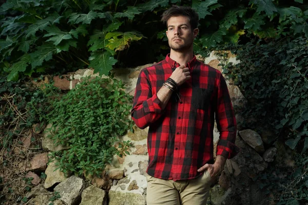 Krásný Záběr Pohledného Muže Jak Zapíná Kostkovanou Košili — Stock fotografie