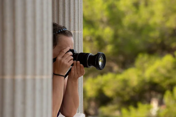 Una Foto Enfoque Superficial Una Fotógrafa Tomando Fotos Naturaleza —  Fotos de Stock