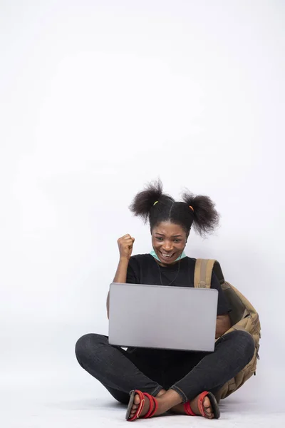Tiro Vertical Uma Bela Jovem Negra Sentada Pernas Cruzadas Com — Fotografia de Stock