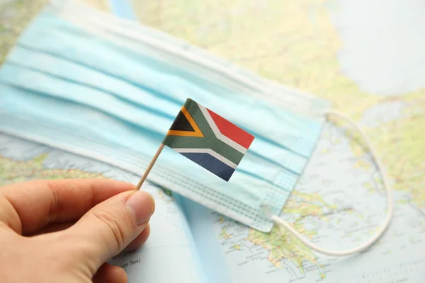Hombre Sosteniendo Una Mini Bandera Sudafricana Con Fondo Máscara Facial —  Fotos de Stock