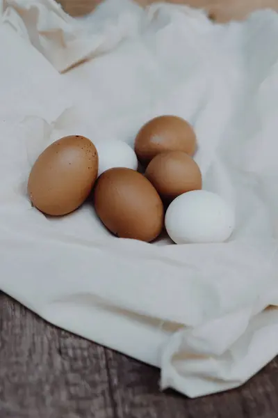 Primer Plano Vertical Huevos Blancos Marrones Una Servilleta Sobre Una — Foto de Stock