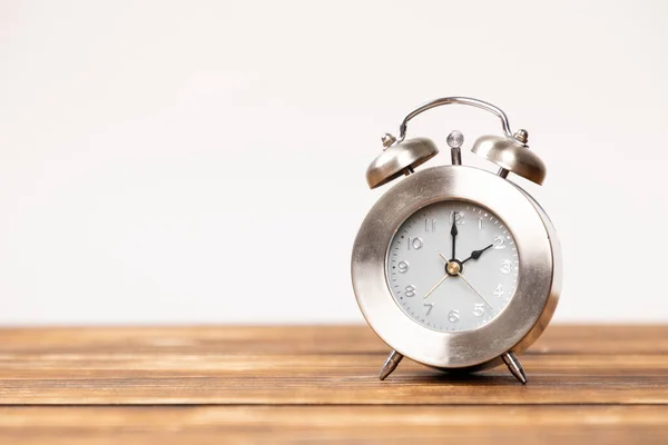 Een Close Opname Van Een Wekker Geplaatst Een Houten Tafel — Stockfoto