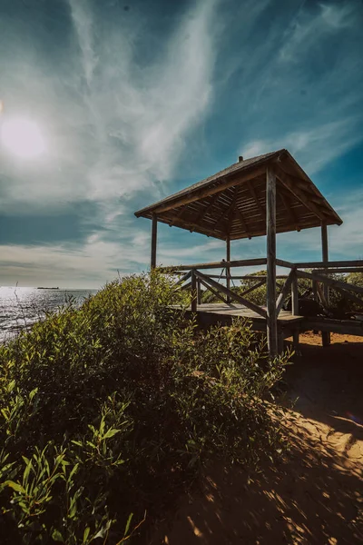 Tiro Vertical Uma Pequena Casa Madeira Perto Oceano — Fotografia de Stock