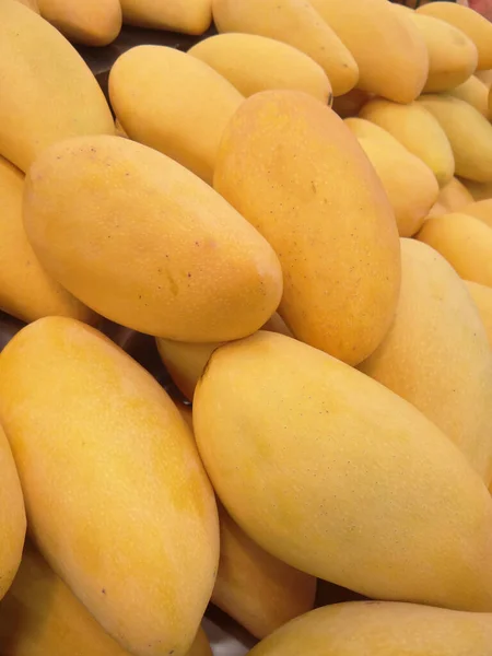 Vertikal Bild Hög Färska Mogna Gula Mangos Marknaden — Stockfoto