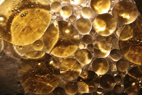 Abstrakt Tapet Med Bubblor Mot Glödande Guld Bakgrund — Stockfoto