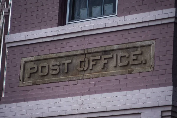 Μια Χαμηλή Γωνία Του Ταχυδρομείου Υπογράψει Στην Παλιά Πόλη Manassas — Φωτογραφία Αρχείου