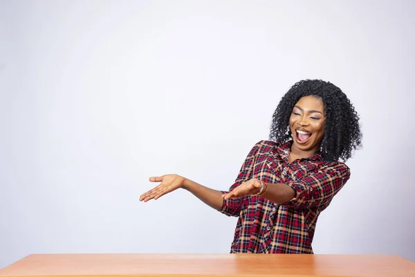 Excited Beautiful African Woman Sitting Desk Gesturing Empty Space Her — 图库照片