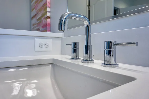 Interior Uma Moderna Casa Banho Limpa Com Mobiliário Branco — Fotografia de Stock
