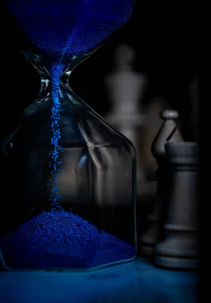 Вертикальний Знімок Синього Пісочного Таймера Розмитим Фоном — стокове фото