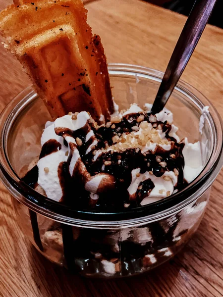 Primer Plano Delicioso Waffle Helado Con Nueces Rociadas Con Chocolate — Foto de Stock