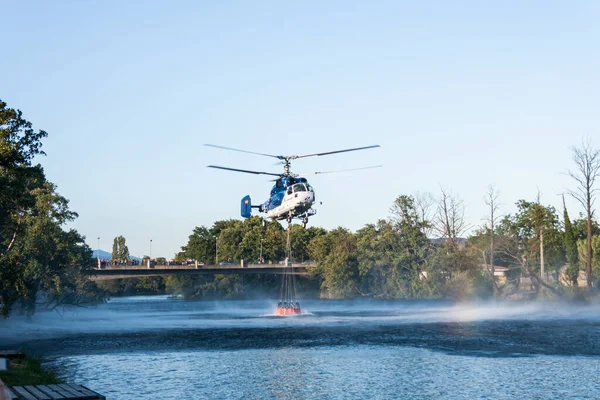 Plasencia Spanien Juli 2015 Ein Hubschrauber Sammelt Wasser Fluss Jerte — Stockfoto