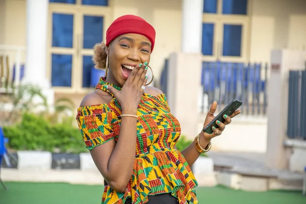 Красивая Молодая Африканская Женщина Улыбается Использует Свой Мобильный Телефон Открытом — стоковое фото