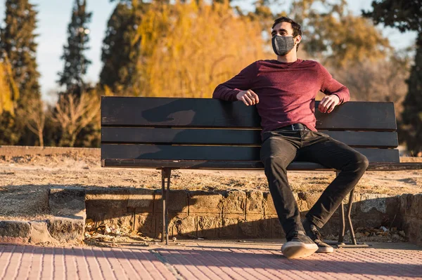 Een Opname Van Een Man Met Een Masker Zittend Bank — Stockfoto