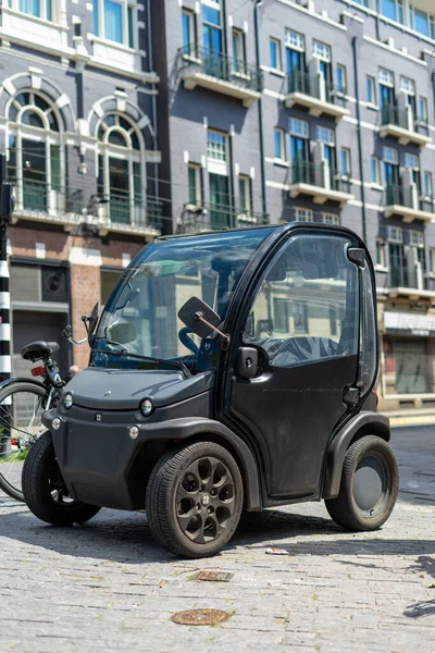 Amsterdam Países Bajos Julio 2020 Coche Eléctrico Negro Día Soleado —  Fotos de Stock