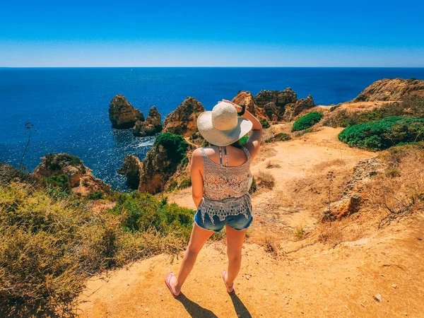 Una Mujer Disfrutando Hermosa Vista Ponta Piedade Lugar Pintoresco Portugal — Foto de Stock