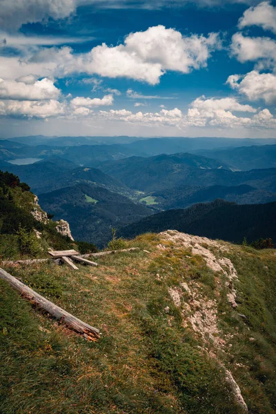 Bellissimo Paesaggio Montagnoso Verde Con Molti Alberi Sotto Cielo Nuvoloso — Foto Stock