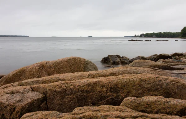 Sziklás Strand Nyugodt Tenger Elfogott Egy Felhős Napon — Stock Fotó