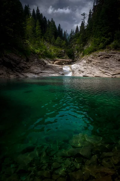 Verde Lago Campliccioli Sulle Alpi Italiane Durante Una Giornata Lunatica — Foto Stock